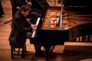 Freddy Kempf recently toured the UK with the Brno Philharmonic Orchestra, conducted by Dennis Russell Davies. Their Manchester performance was reviewed in The Arts Desk:
"a large and appreciative audience...Freddy Kempf as piano soloist was an undoubted part of the attraction...he is, as ever, a self-effacing star, rarely dominating his orchestral colleagues but co-operating with them and letting the limelight fall on their solo spots ...as well as his own"

Read the full review here:
theartsdesk.com/classical-music/kempf-brno-philharmonic-davies-bridgewater-hall-manchester-review-european-tradition

Freddy returns to the UK to tour with the Malta Philharmonic Orchestra this week. He'll perform Rachmaninoff's Piano Concerto No.2, conducted by Sergey Smbatyan. They start with a concert tomorrow night in Malta, before heading to the UK for concerts from Sunday
6th - Mediterranean Conference Centre, Valletta, Malta
9th - Norwich Theatre, Norwich
11th - G Live, Guildford
12th - Cadogan Hall, London

https://maltaorchestra.com

📸 - Charlotte Wellings (used on The Arts Desk review)

@freddy_kempf