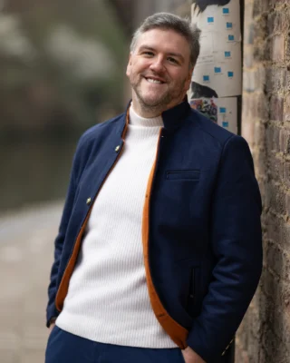 Stuart Jackson sings the role of Arnalta in The Royal Danish Opera's production of Monteverdi's L’incoronazione di Poppea, which opens this Sunday 26th April.

www.kglteater.dk/en/opera/2526/l-incoronazione-di-poppea

"Despite being one of the earliest operas, L’incoronazione di Poppea feels remarkably modern, with vividly drawn characters and deeply human emotions at its core. Monteverdi witnessed the birth of opera as a genre, as it moved from the exclusive circles of the court to public theatres, and he played a pivotal role in shaping opera as an art form. L’incoronazione di Poppea, his final opera, represents the culmination of a long and distinguished composing career—a true gem among early operas.

One of Europe’s most renowned theatre directors Christoph Marthaler stages this production in collaboration with his longtime set designer, Anna Viebrock. Together, they reimagine the story in a contemporary setting, crafting a design that exudes power and chilling detachment. Lars Ulrik Mortensen and Concerto Copenhagen bring Monteverdi’s score to life from the orchestra pit."

Performances:
Sunday 26th April
Tuesday 28th April
Thursday 30th April
Saturday 2nd May
Monday 4th May

📸 - @djbailliephotography