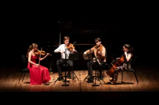 The Ligeti Quartet spent time working with composers from the Royal Danish Academy of Music in Copenhagen last week. Sune Anderberg went to the workshop and reviewed it for seismograf.org:

"It was the English Ligeti Quartet visiting the Royal Danish Academy of Music for the seventh time to work with the students. And they did so with both commitment and precision. (Someone should really give them a prize one day"

seismograf.org/en/in-brief/kids-are-alright

📸 - Patrick Young

@theligetiquartet