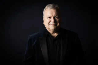 Principal Guest Artist Michael Collins conducts the Ulster Orchestra in a concert at the Ulster Hall in Belfast this evening. Newly appointed to the role this season, Michael joins the Orchestra for this Classical Adventures concert of works by Prokofiev, Mozart and Beethoven:

"All the poise, elegance and grace of the Classical period is in this concert – on the surface. But each piece shows its composer in an inventive mood, pushing the boundaries of what was expected and creating something new. Prokofiev imagined how Mozart or Haydn might write in the 1920s and produced his charming First Symphony. Mozart used his Fifth Violin Concerto to play with tempo and style, creating his most brilliant, lyrical and witty writing for the instrument. And Beethoven’s First Symphony contains all the clues required to understand that this was no ordinary composer – he would take the symphony to somewhere entirely new."

1st May, 7.45pm
Prokofiev - Symphony No.1 Classical
Mozart - Violin Concerto No. 5 Turkish
Beethoven - Symphony No.1

Ulster Orchestra
Michael Collins, conductor
Antje Weithaas, violin

www.ulsterorchestra.org.uk/whats-on/1-may-26-collins-shoji-prokofiev-mozart-beethoven

@ulsterorchestra @collinsclarinet 

📸 - Benjamin Ealovega