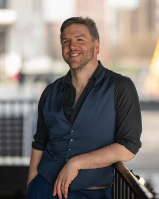 Stuart Jackson is currently playing the role of Arnalta in the Danish Royal Opera's production of Monteverdi's Poppea, which finishes tomorrow evening in Copenhagen.

"He is genuinely funny, touching, and vocally strong" 
Berlingske.dk

His next opera will be Monteverdi's Il Ritorno D'Ulisse at Garsington Opera where he sings the role of Iro, which opens on 12th June
garsingtonopera.org/whats-on/il-ritorno-dulisse

@stuartjacksontenor @djbailliephotography