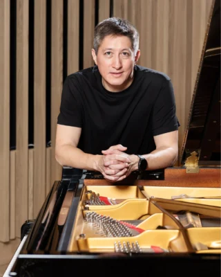 Freddy Kempf heads to Yorkshire this weekend to perform at recital at Wainsgate Chapel, near Hebden Bridge:

PROGRAMME
Beethoven: Piano Sonata in C minor, Op. 13 ‘Pathetique’
Brahms: Six Piano Pieces Op. 118
INTERVAL
Dibble: Prelude and Fugue on  Bm3 (based on the chord of b minor)
Dibble: Prelude and Fugue on  Bb3 (based on the chord of B-flat major)
Shostakovich: Piano Sonata No. 2 in B minor, Op. 61

More details can be found here:
wainsgate.co.uk/freddy-kempf

📸 - Sara Porter

@freddy_kempf