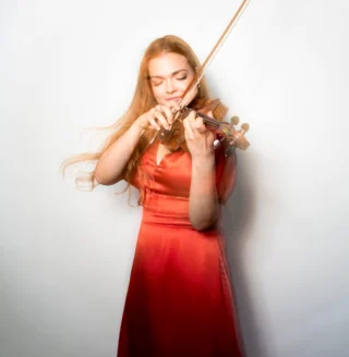 Ellinor D'Mellon is Principal Guest Artist at the Orquesta de Cordoba. 

Her next concerts with the Orchestra are on 18th and 19th June where she'll perform the Brahms Violin Concerto with Salvador Vázquez conducting. 

"A passionate finale to the season with two great works that evoke the desire for liberation and full expression. Brahms's Violin Concerto and Sibelius's Symphony No. 2 take us on a journey filled with emotion, power, and hope."

orquestadecordoba.org/eventos/anhelos-de-libertad/?mc_id=1194

@ellinor.dmelon @orquestadecordoba 

📸 - Paul Marc Mitchell