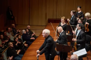 Howard Williams conducted an all-British programme with the Hungarian Radio Symphony Orchestra at MUPA Budapest, Hungary in January.

Ahead of the concert, he was interviewed by Ur Máté for Papageno.hu, who asked him about the programme and the history of working with the Orchestra

"I have now been working with the Radio Symphony Orchestra since the early 1990s when we recorded together the music of Sándor Balassa for Hungaroton. Since then, the working atmosphere in Hungarian orchestras – as throughout Europe – has changed a great deal. In Hungary especially, I find the sense of creative collaboration is much more evident, in a way which perhaps reflects society as a whole. This is a great advantage in our current project, in which we have to prepare a programme ranging across so many different styles. For this, we require an intimate, historically informed style for the Purcell Ode and a keenly alert response to the ‘modernism’ of Walton in his Cello Concerto. The Radio Symphony Orchestra is superb in reproducing this range of styles."

Read the full interview here:
papageno.hu/english/interviews/2026/01/royal-masterworks-an-interview-with-howard-williams

📸 - @magyarradiomuveszetiegyuttesei