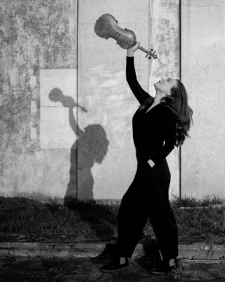 Tamsin Waley-Cohen's concert with Cordelia Williams at the Southbank Centre on Saturday was reviewed by Richard Maguire for The Reviews Hub.

The programme was based around 'Lullabies':
"It’s a thrilling way to end, and something that would be good to see again."
"Let’s hope that the pair continues to work on the themes of motherhood in music"
Full review:
thereviewshub.com/tamsin-waley-cohen-cordelia-williams-lullabies-southbank-centre-london

Tamsin performs at the Aldeburgh Festival next Saturday (20th June) with the BBC National Orchestra of Wales and Kevin John Edusei, premiering the new Violin Concerto by Freya Waley-Cohen; 
brittenpearsarts.org/events/bbc-national-orchestra-of-wales-ii-tamsin-waley-cohen

📸 - Neda Navaee

@tamsinwaleycohen