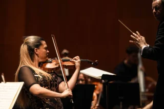 This time last month, Ellinor D'Melon performed the Brahms Violin Concerto with the Orquesta de Córdoba, conducted by Salvador Vázquez at the Gran Teatro. Ellinor has been the principal guest artist for the season - and this concert was the season finale.

📸 - Rafael Alcaide (IMAE) / @orquestadecordoba 

@ellinor.dmelon