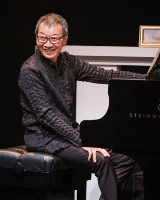 Melvyn Tan performs in Pride and Prejudice at the South Downs Festival in Alfriston, East Sussex, tomorrow evening. An adaptation of Jane Austen in words and music, with a score by Carl Davis, Melvyn performs it with violinist Irene Duval, with Joanna David narrating.

Melvyn has a long association with Carl Davis’s music for Pride and Prejudice. He performed the original title music to the 1995 BBC television adaptation, starring Jennifer Ehle and Colin Firth.

southdownssummermusic.co.uk/2026-programme

📸 - Robert Catto - from the 2024 Sydney Opera House production of Pride and Prejudice

#melvyntan @southdownssummermusic