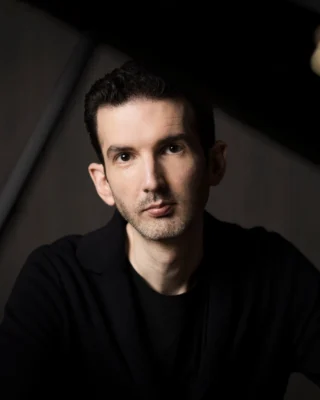 Emmanuel Despax has gained worldwide recognition as a singular artist, whose interpretations bring sincerity and imagination to the music.

A remarkable performer of romantic and post-romantic music, he has been invited to give recital, concerto and chamber performances globally, and he is amassing an impressive, critically acclaimed discography. His latest album release, Après un rêve, by Signum Records, has also gained recognition in The Times and Classic FM as “Album of the Week” and received a 5-star review in BBC Music Magazine.

"Emmanuel Despax is a formidable talent, fleet of finger, elegant of phrase and a true keyboard colourist."
Gramophone

ikonarts.com/artists/instrumentalists-conductors/emmanuel-despax

@emmanuel_despax
