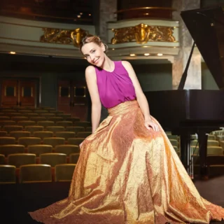 Judith Jáuregui travels to Mexico for concerts this weekend at the Palacio de Bellas Artes in Mexico City. She performs Falla's Nights in the Gardens of Spain with the Orquesta Sinfónica Nacional de Mexico, conducted by Ludwig Carrasco in a programme that marks the 150th anniversary of Manuel de Falla's birth:

Friday 25th September, 8pm
Sunday 27th September, 12:15pm

- José Pablo Moncayo (1912-1958) - Llano alegre
- Manuel de Falla (1876-1946)* - Nights in the Gardens of Spain
- Hector Berlioz (1803-1869) - Symphonie fantastique, op.14

palacio.inba.gob.mx/cartelera/informacion/777/Programa_17

📸 - Michal Novak

@judithjaureguipiano @osn_mx